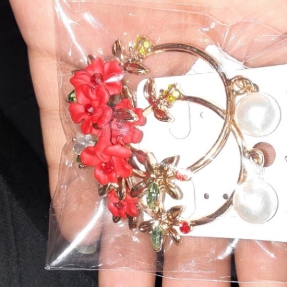 Red pearl earring 🌹 2/$8 Bundle other earnings. - Picture 2 of 2